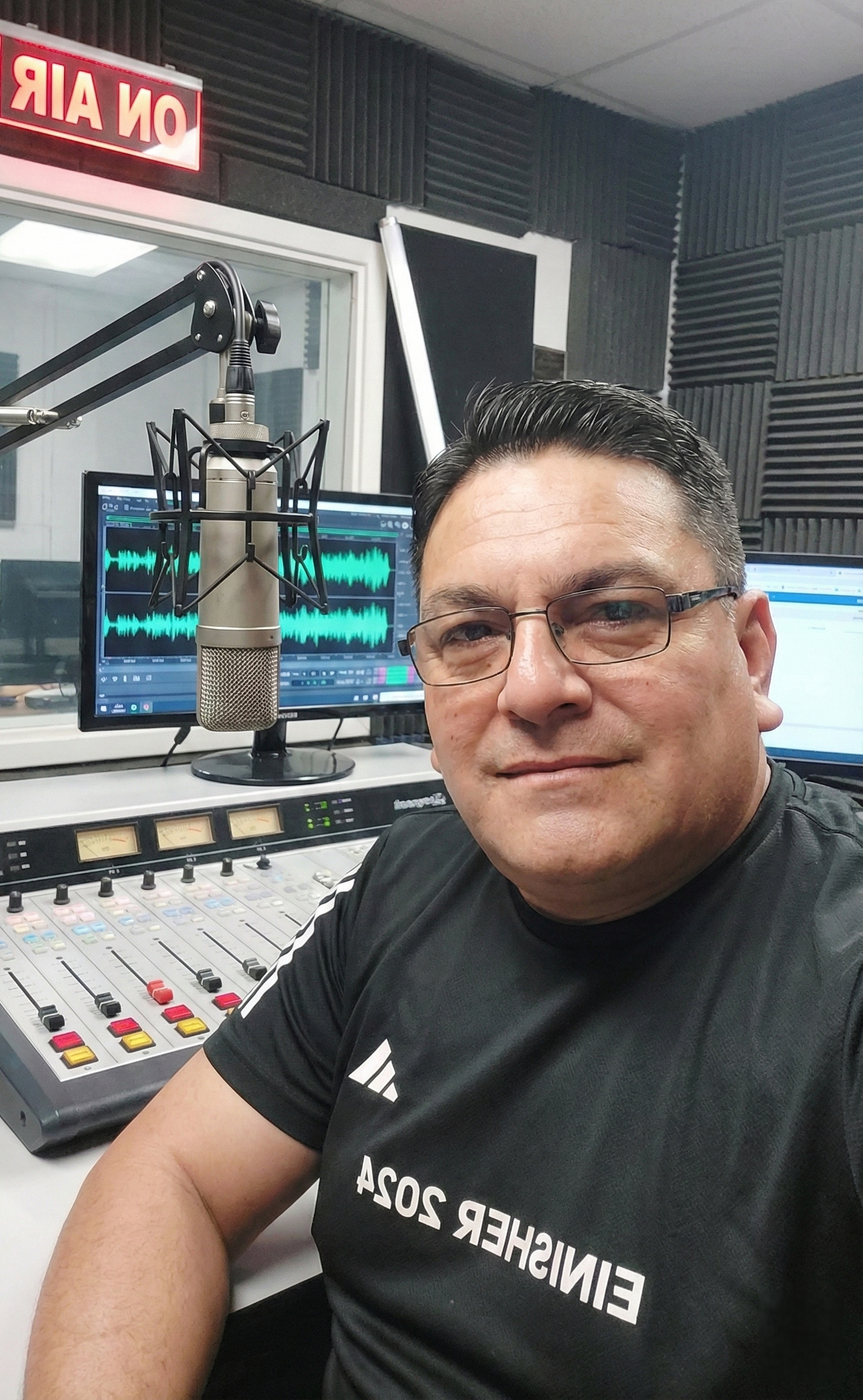 Prof. Facundo Gutierrez en un estudio de radio